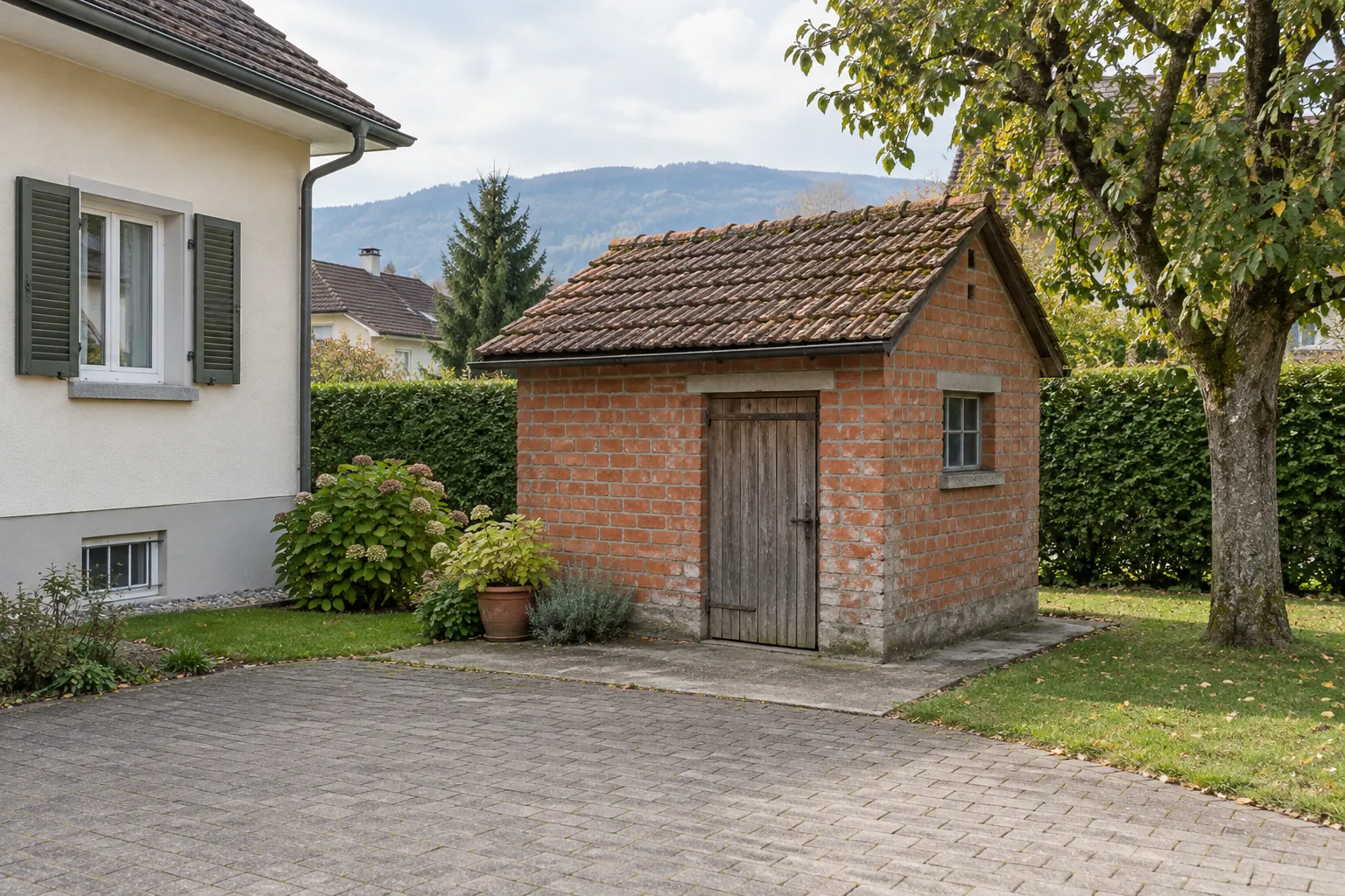 Nebengebäude vor dem Rückbau